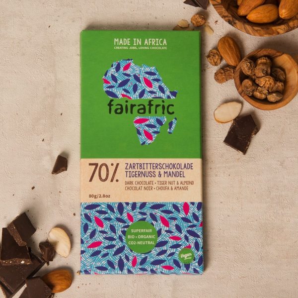 Temna cokolada 70 z zemeljskimi mandlji in mandlji Fairafric 80g